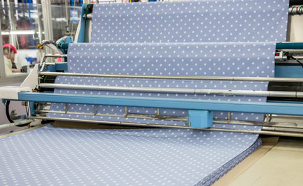 手动裁剪与自动裁床在服装加工中的区别