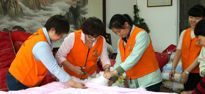 刘潭服装：无锡劳模携手志愿者赴五河养老院开展便民服务