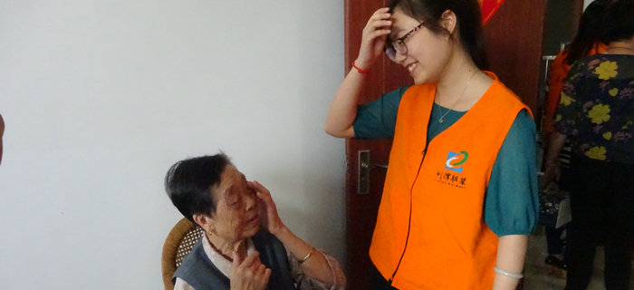 刘潭服装志愿者团队联袂前往五河养老院展开慰问活动