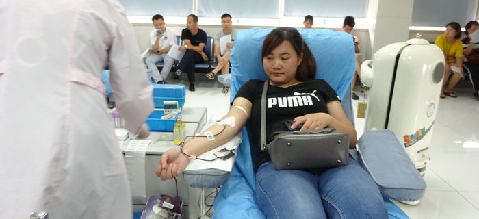 刘潭服装组织员工义务献血爱心公益活动