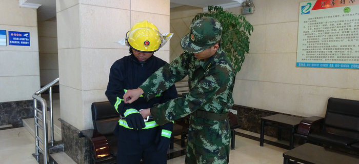 刘潭消防中队来刘潭服装进行消防设备现场培训