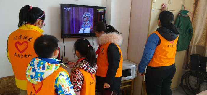刘潭服装志愿团队携手小志愿者前往五河养老院进行新春慰问