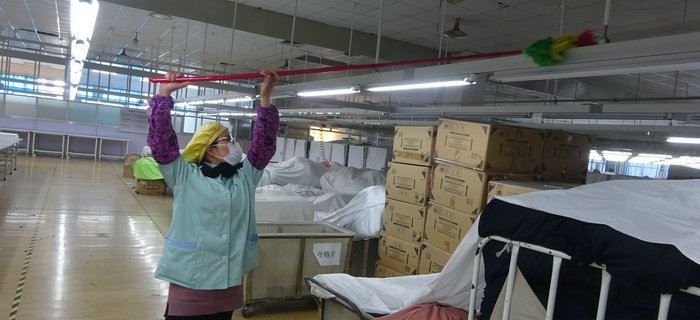 刘潭服装服装车间进行机械“大保养”，过干净安全的新年