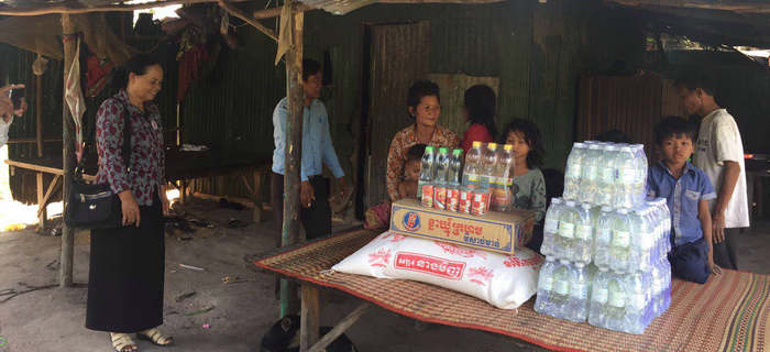 刘潭国际（柬埔寨）会同柬埔寨相关部门一起援助困难户