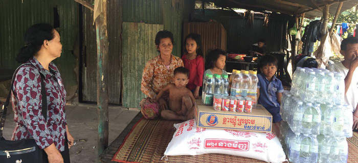 刘潭国际（柬埔寨）会同柬埔寨相关部门一起援助困难户