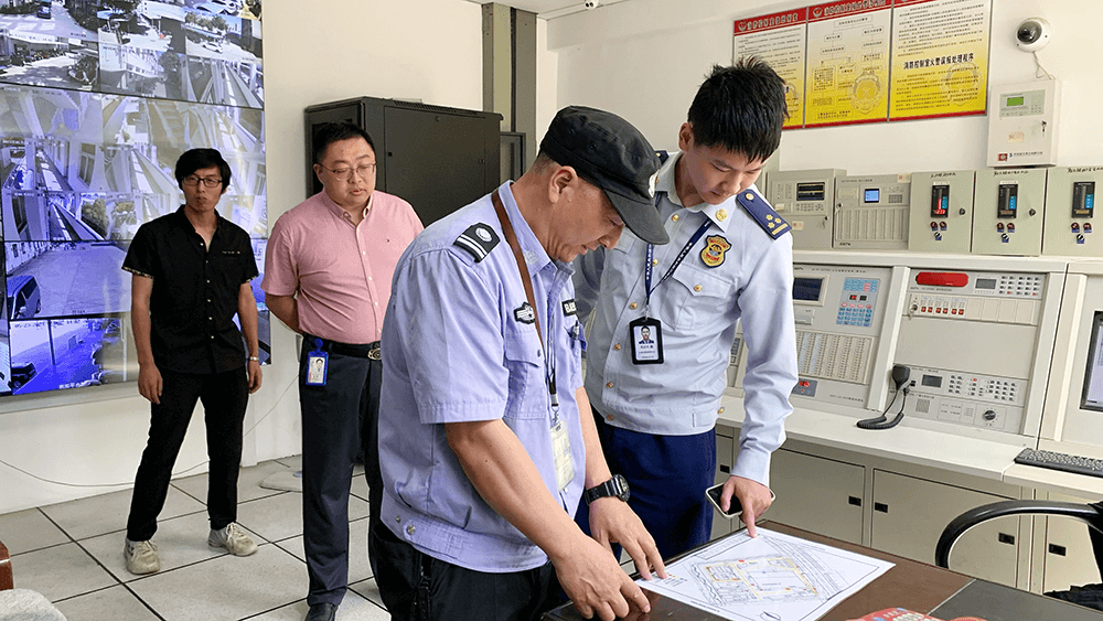 区消防救援大队对刘潭服装开展消防安全检查