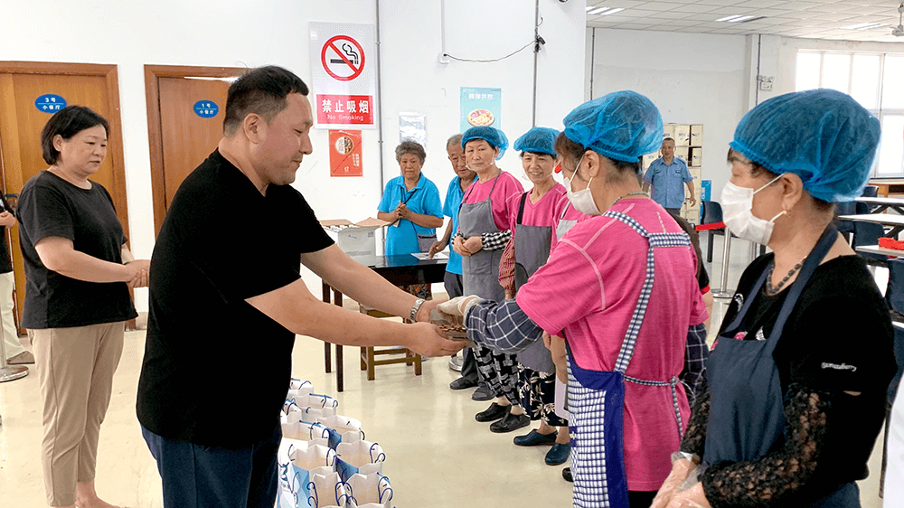 刘潭服装开展食堂高温慰问活动