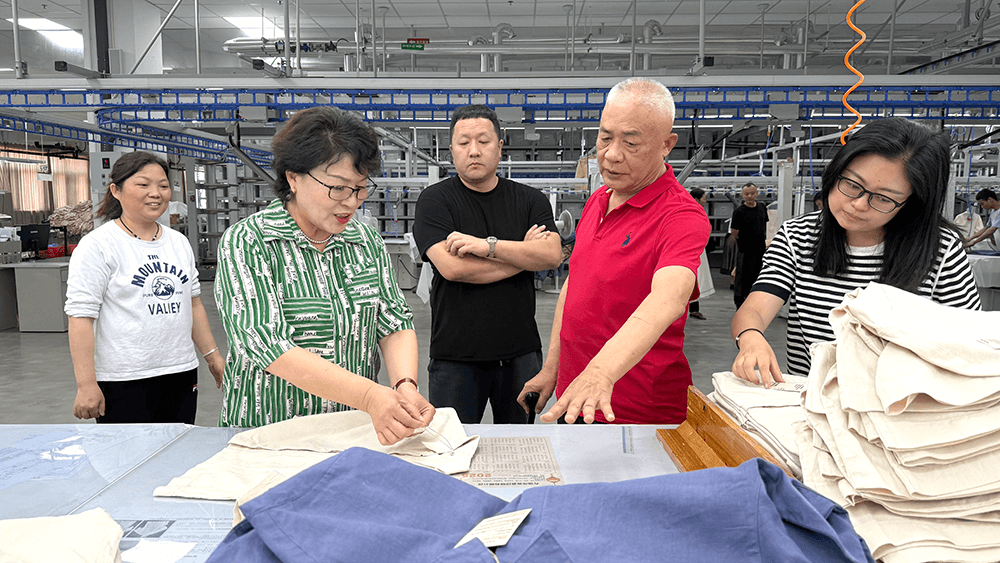 刘潭服装领导层视察车间现场：聚焦成果与展望未来