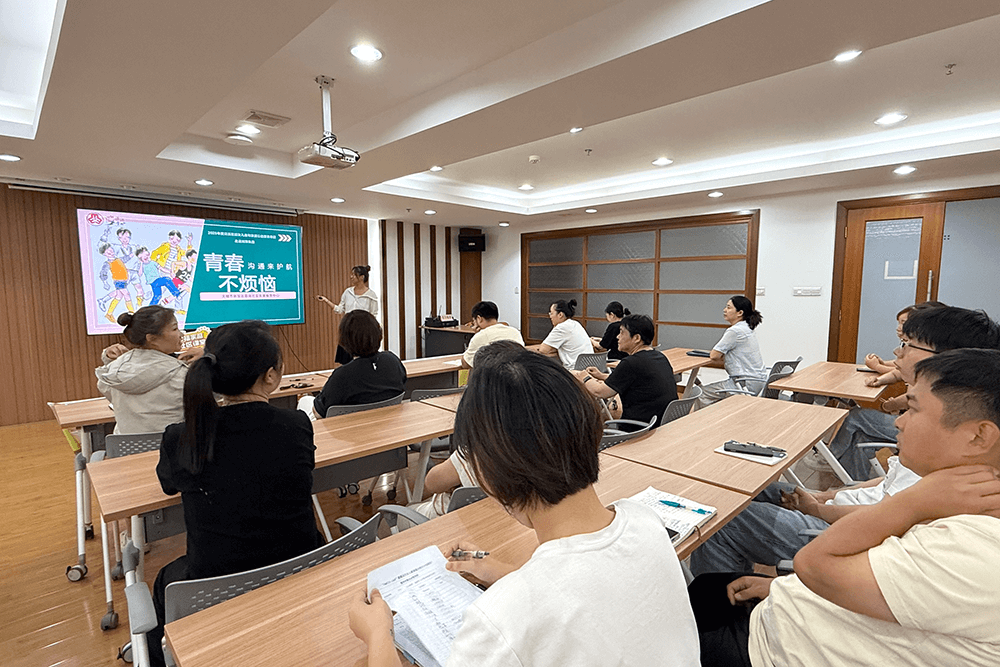 区妇联走进刘潭服装，共话家庭教育新篇