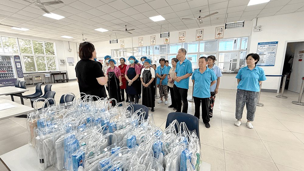 刘潭服装：双重关怀护“后方” 清凉安全送食堂