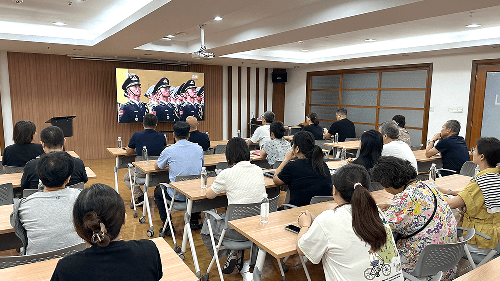 铭记历史 共沐荣光——刘潭服装党支部组织观看“9·3”胜利日大阅兵