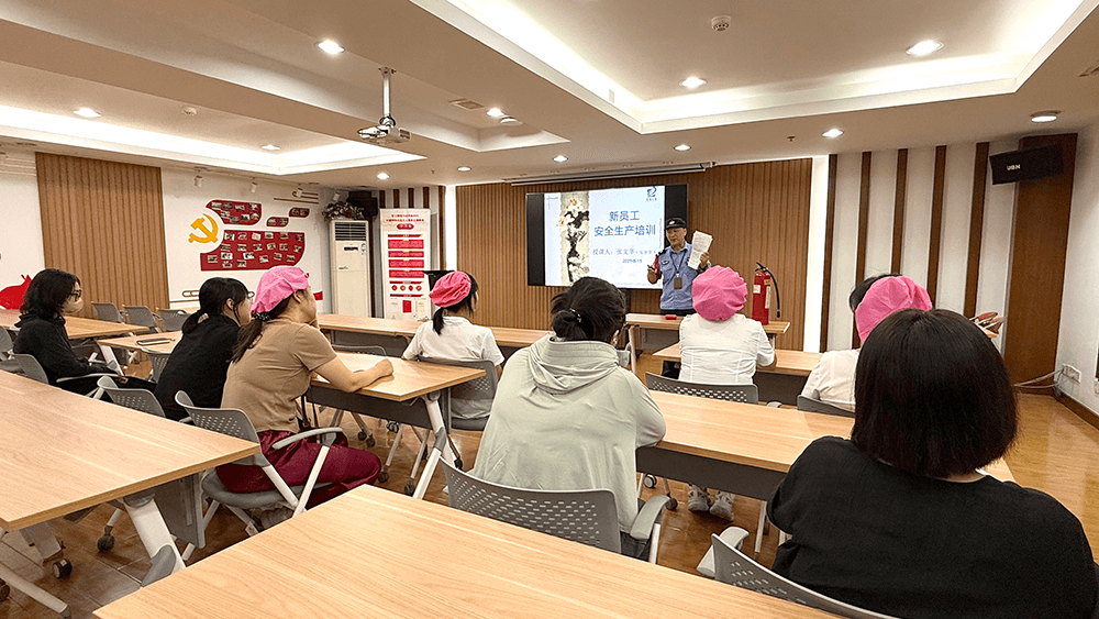 刘潭服装组织新员进行安全教育培训