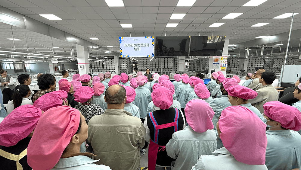 刘潭服装新车间上线：积极开展现场行为管理规范培训