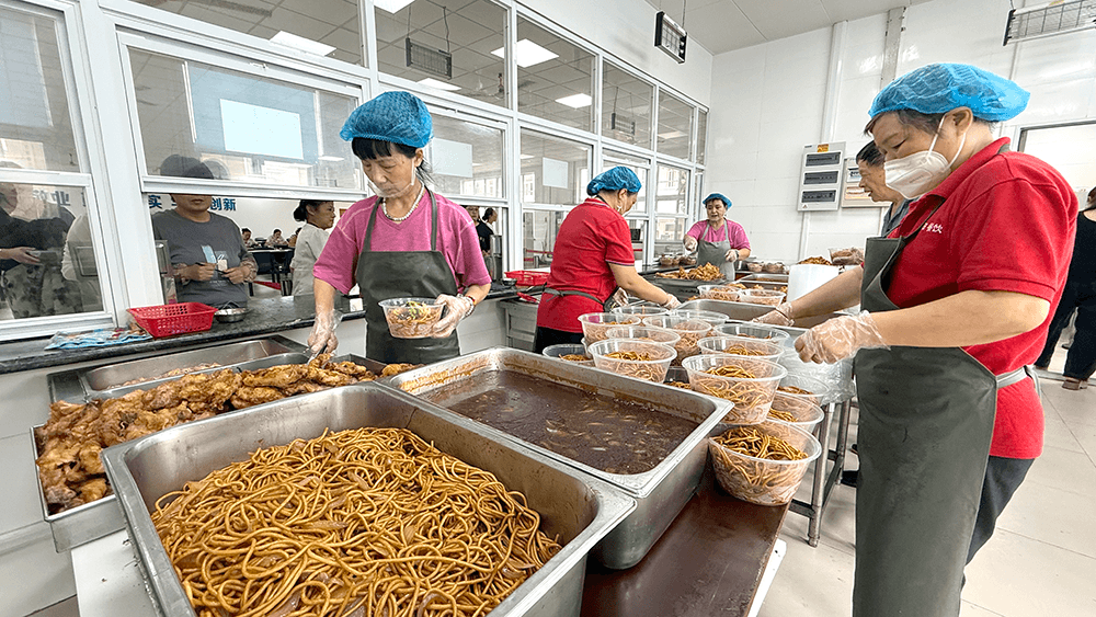 刘潭服装组织员工吃面庆七一
