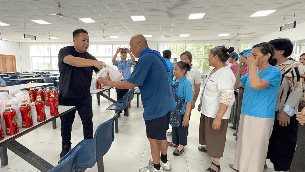 关爱不止一线&mdash;&mdash;刘潭服装暖心慰问后勤人员